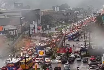 Florianópolis: O Paraíso Encurralado pelo Caos Urbano